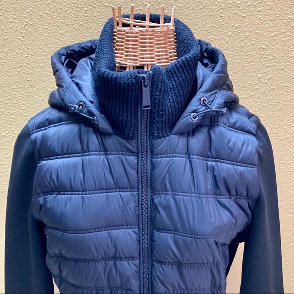 Calvin Klein black ‘Performance’ hooded puffer (S) - Picture 2 of 10